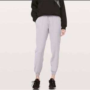 Lululemon On the Fly Jogger in silverscreen / Sz 8